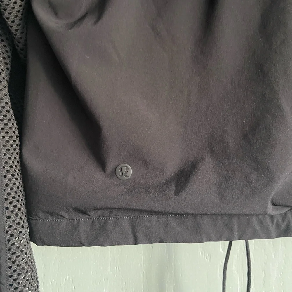 Lululemon Catch a Breeze Black Cropped Pullover Hoodie Fits like Women’s Size 2 - Picture 5 of 14